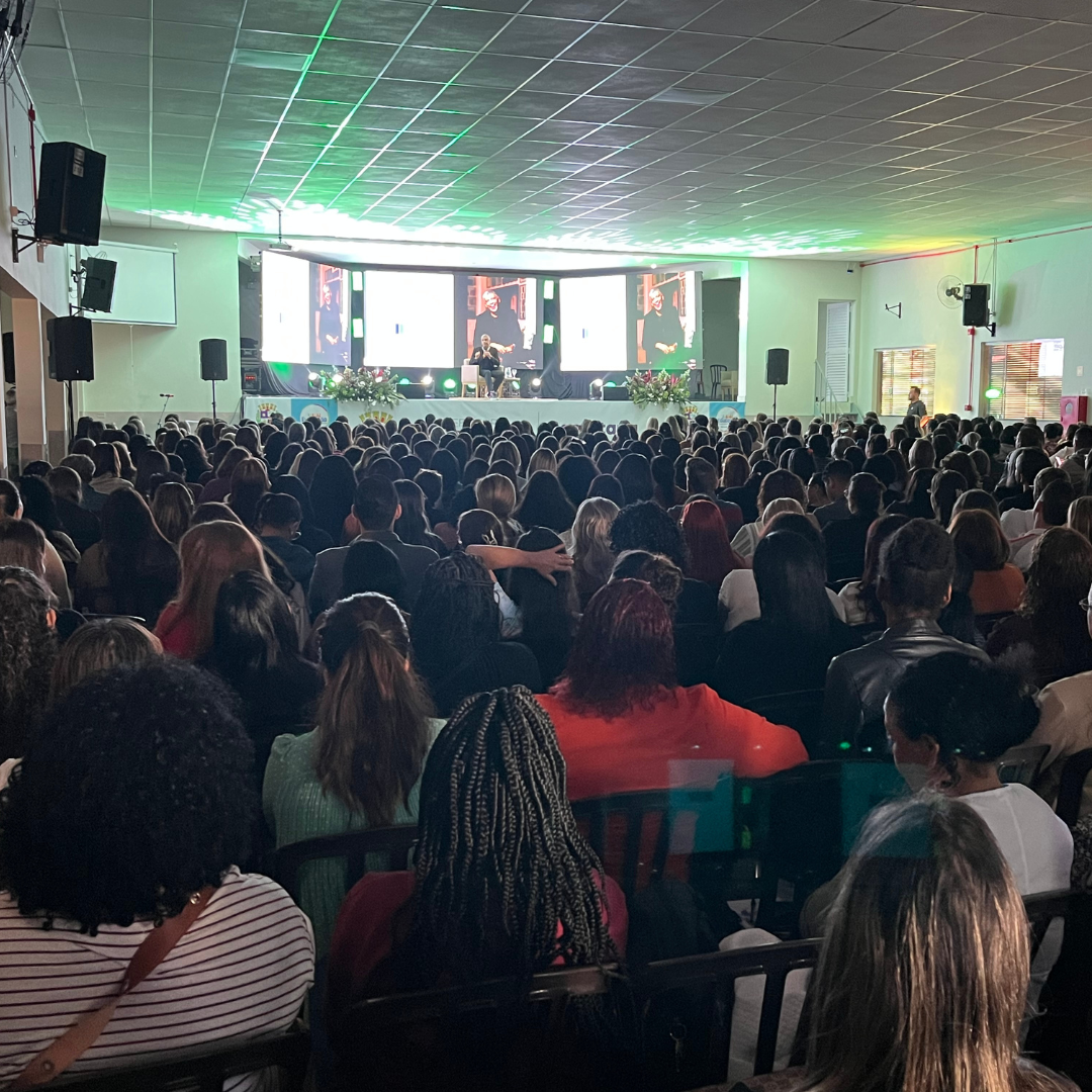 Sarandi vive dia histórico com palestra de Geraldo Peçanha promovida pela Secretaria de Educação